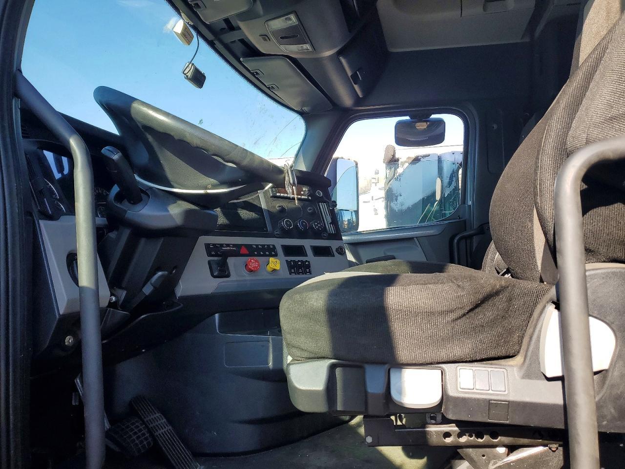 2022 Freigliner Cascadia 126