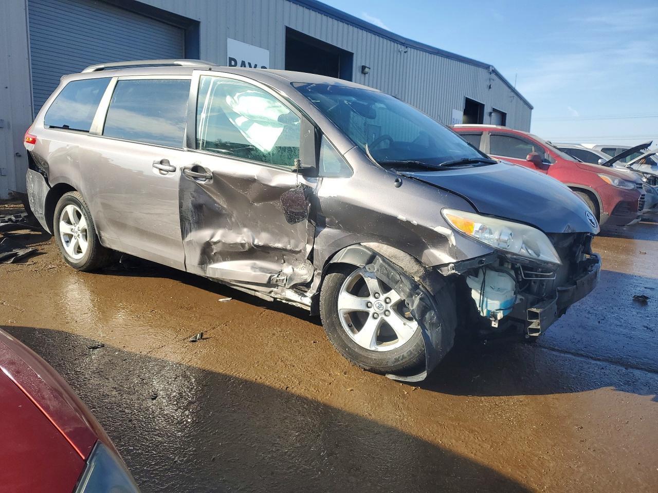 2014 Toyota Sienna le 8-passenger