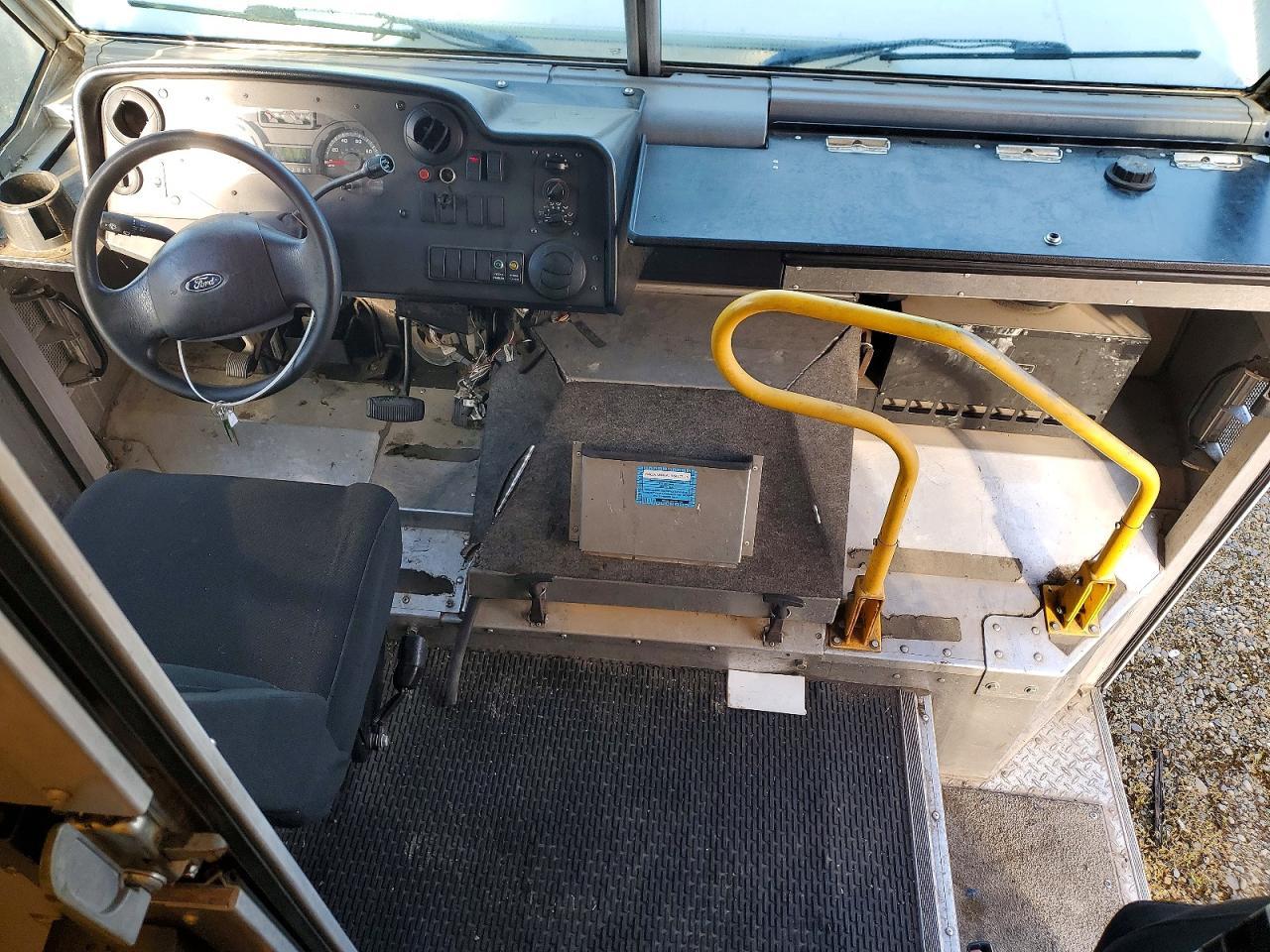 2010 Ford E450 Delivery Truck