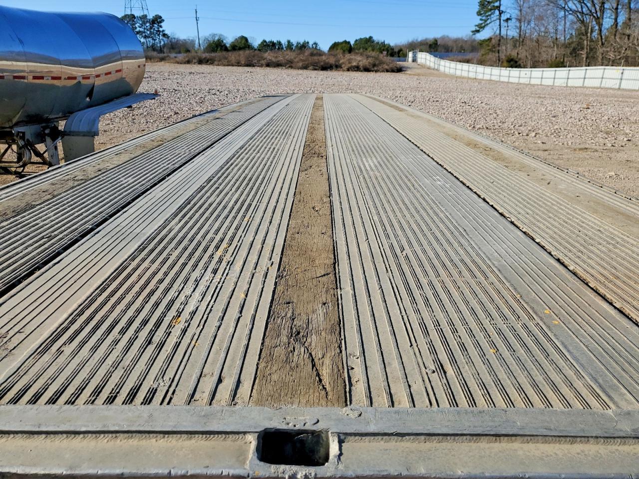 2001 East Manufacturing Flatbed Trailer