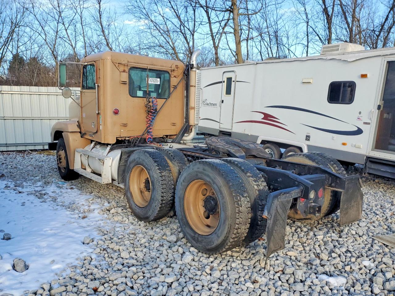 2000 Freigliner 2000 Freightliner FLD120 Semi Truck