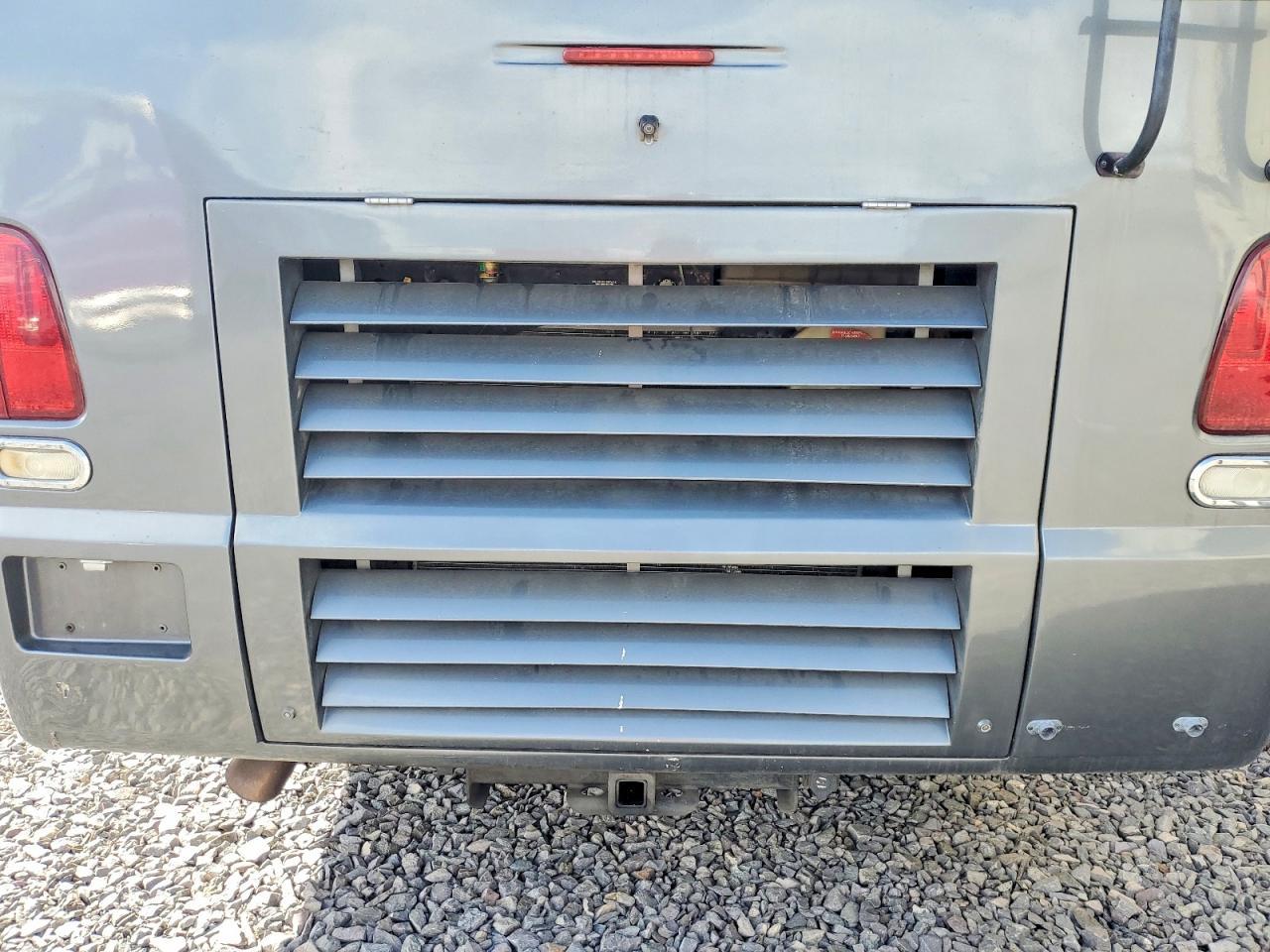 2004 Freightliner Chassis XC RV