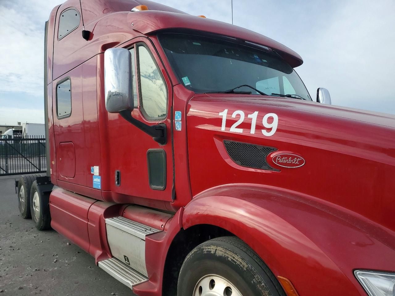 2017 Peterbilt 589 Semi Truck