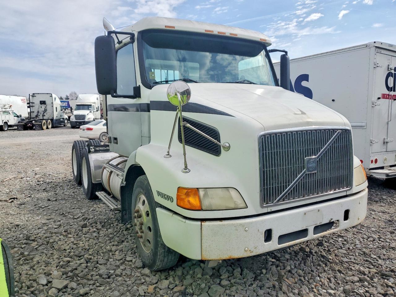 1999 Volvo VN Semi Truck