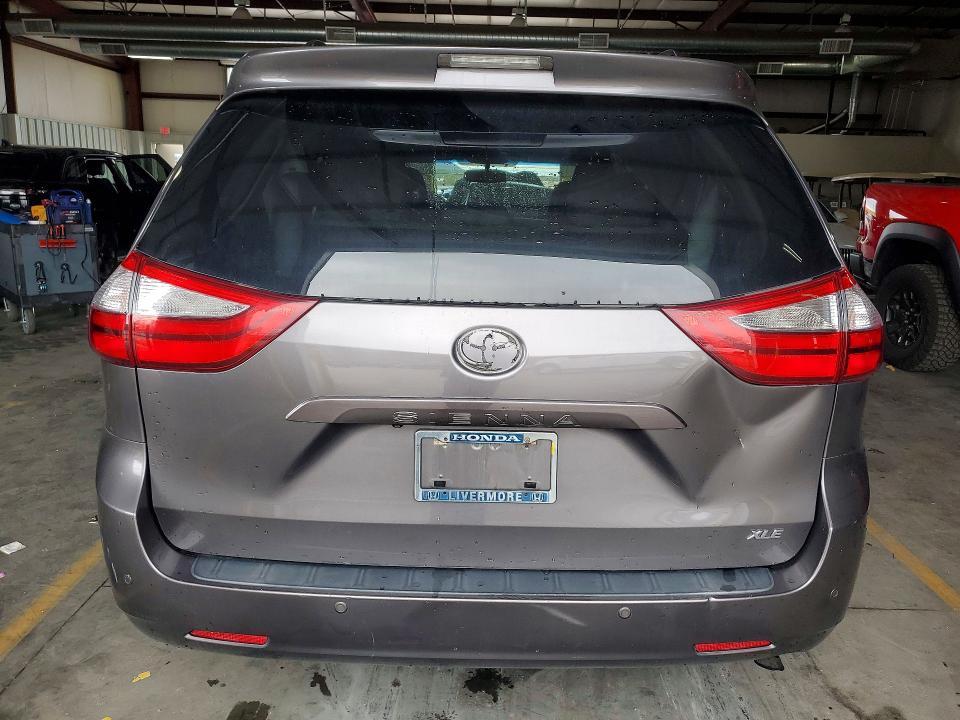 2015 Toyota Sienna xle Premium 8-passenger
