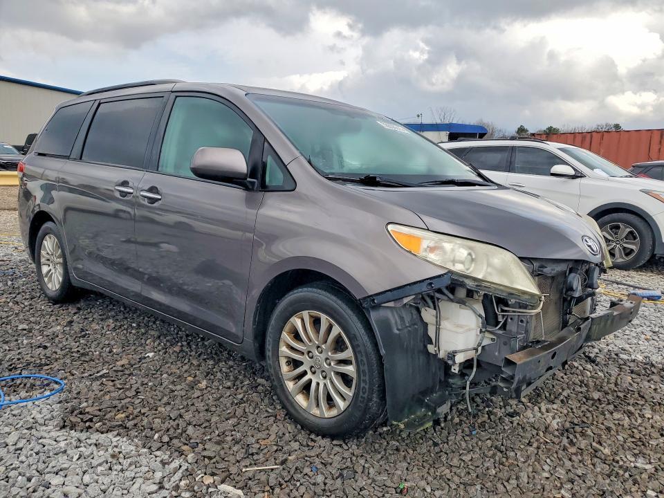 2014 Toyota Sienna xle 8-passenger