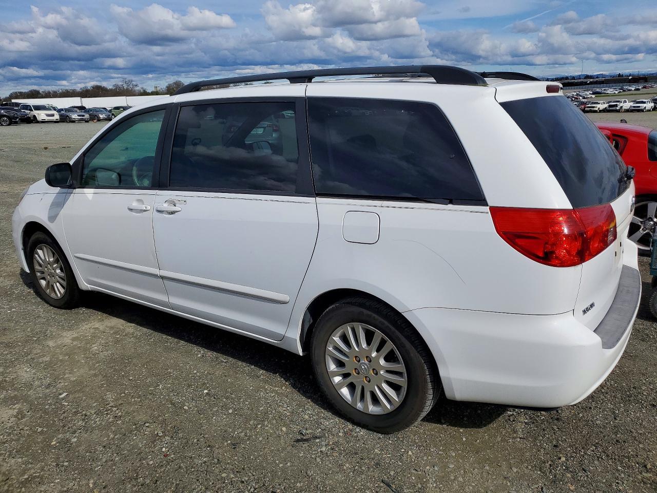 2010 Toyota Sienna le 8-passenger