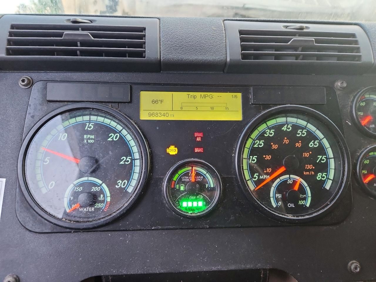 2014 Freightliner Cascadia Semi Truck