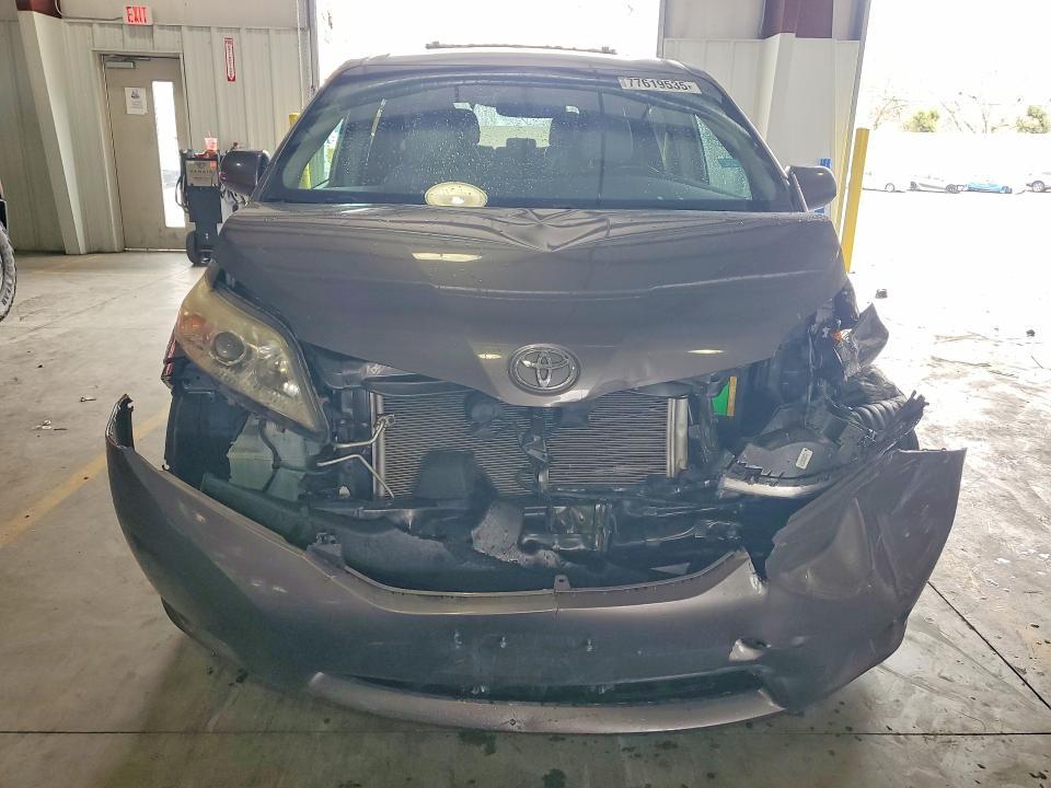 2015 Toyota Sienna xle Premium 8-passenger