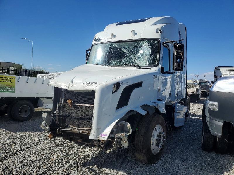 2013 Volvo VNL Semi Truck