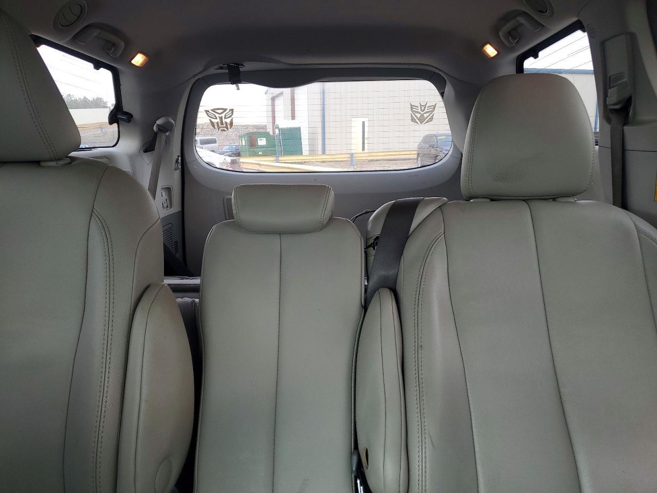 2014 Toyota Sienna xle 8-passenger