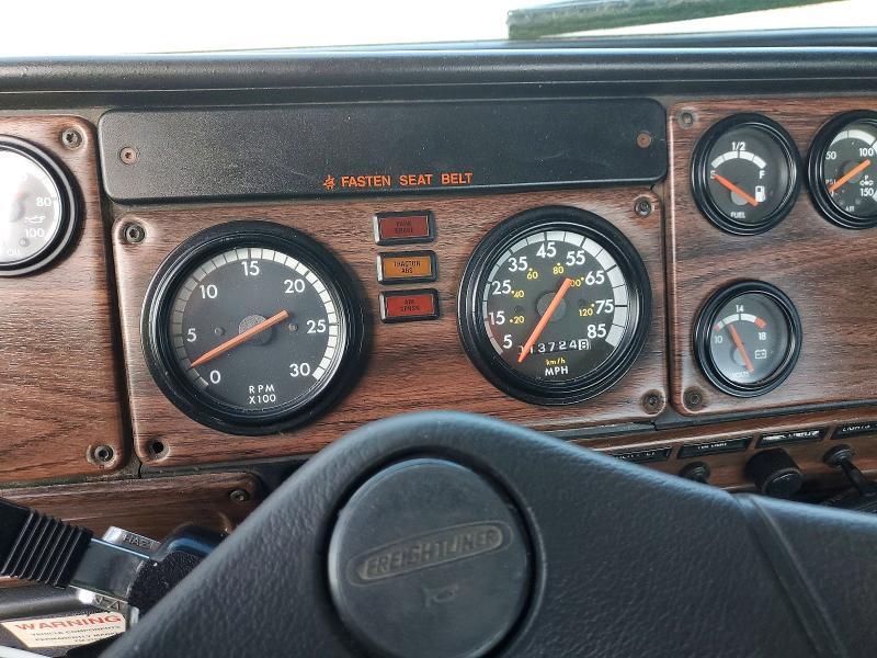 2000 Freigliner 2000 Freightliner FLD120 Semi Truck