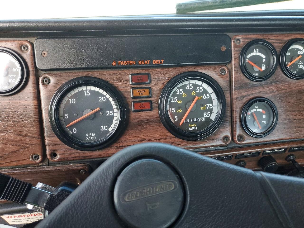 2000 Freigliner 2000 Freightliner FLD120 Semi Truck