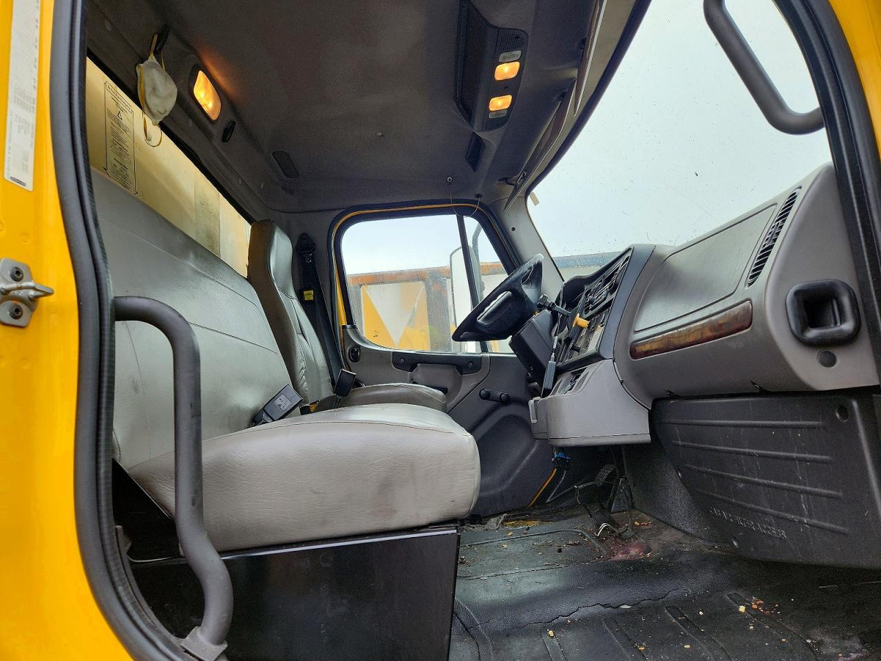 2012 Freigliner 2012 Freightliner Business Class M2 BOX Truck
