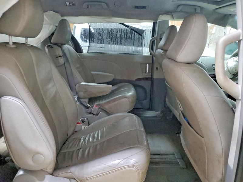 2013 Toyota Sienna xle 8-passenger