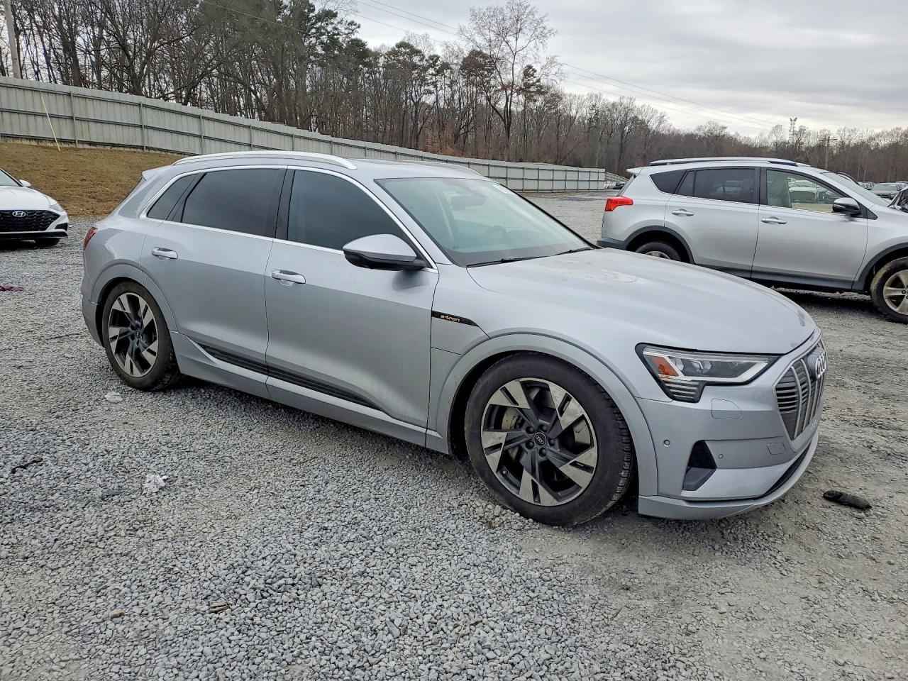 2022 Audi E-tron Premium Plus