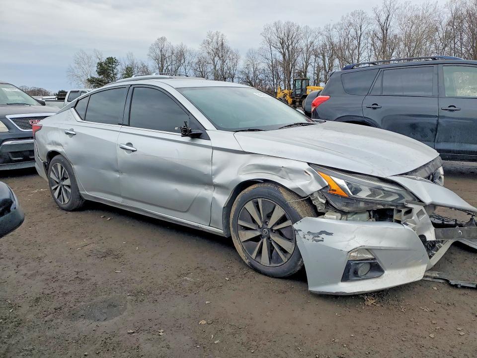 2020 Niss Altima