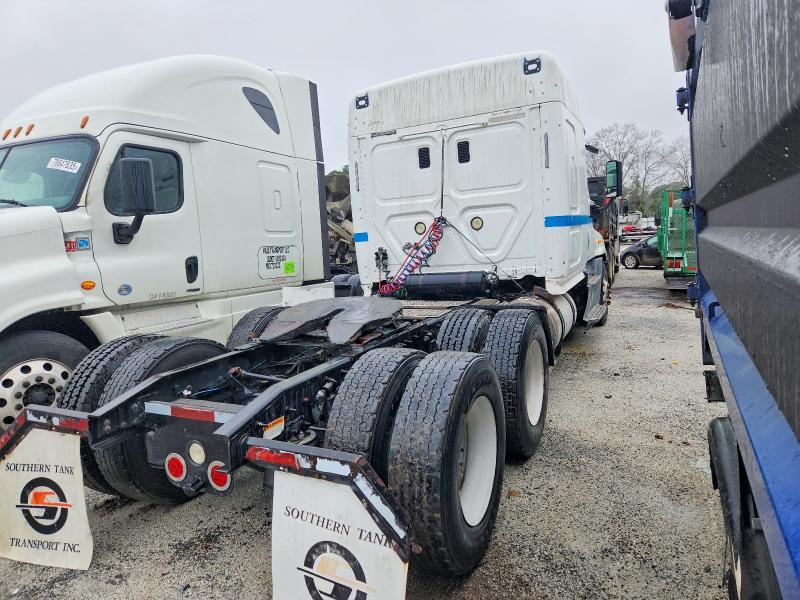 2014 Freightliner Cascadia Semi Truck