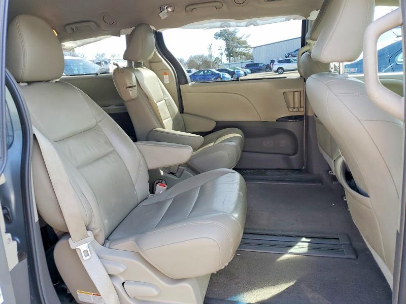 2017 Toyota Sienna xle Premium 8-passenger