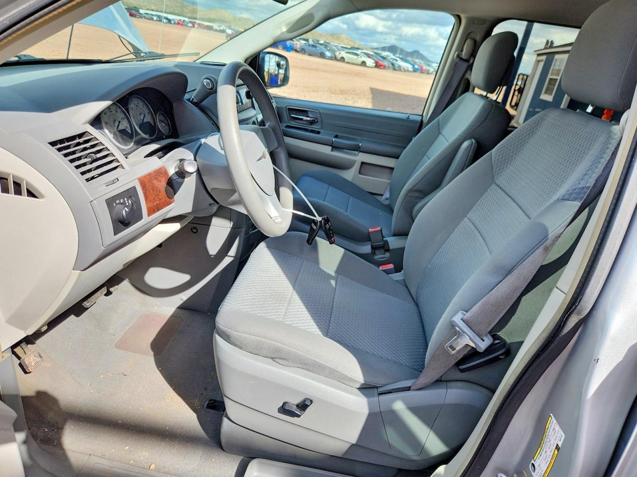 2010 Chrysler Town & Country lx