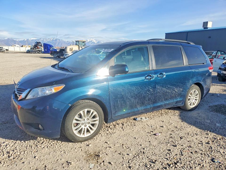 2011 Toyota Sienna xle 8-passenger
