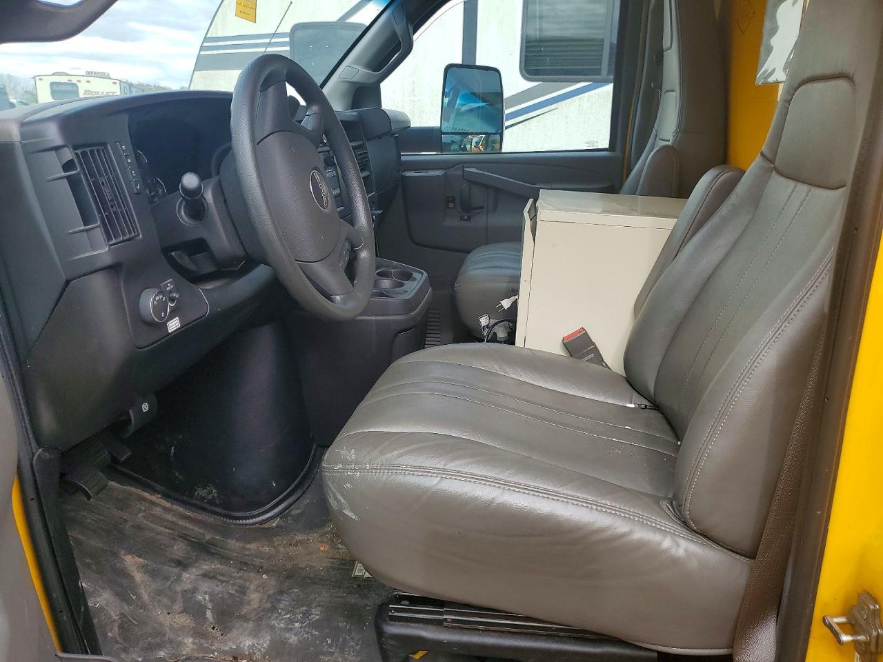 2023 GMC Savana BOX Truck