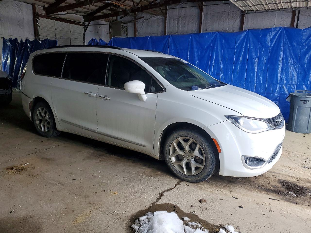 2017 Chrysler Pacifica Touring l