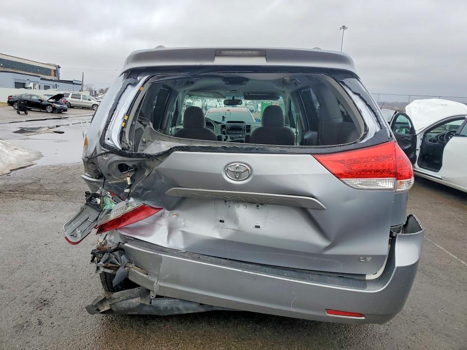 2012 Toyota Sienna le 8 Passenger