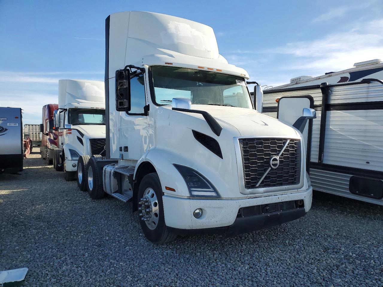 2020 Volvo VNR Semi Truck