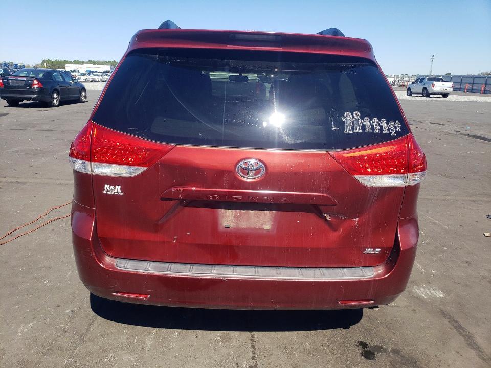 2013 Toyota Sienna xle 8-passenger