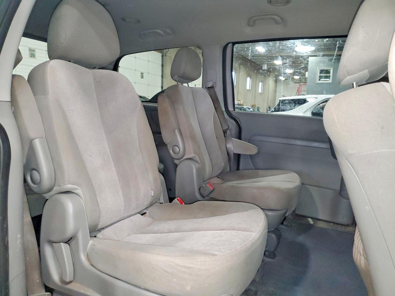 2012 KIA Sedona lx