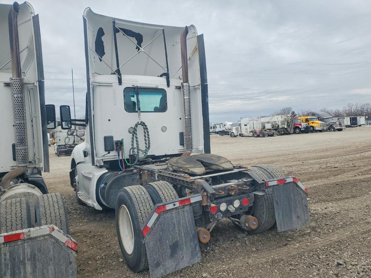 2015 Kenworth T680 Semi Truck