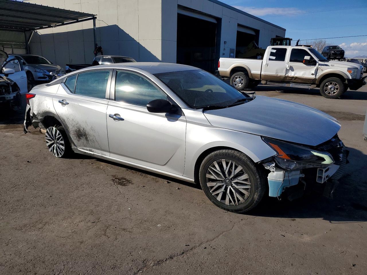 2024 Niss Altima sv