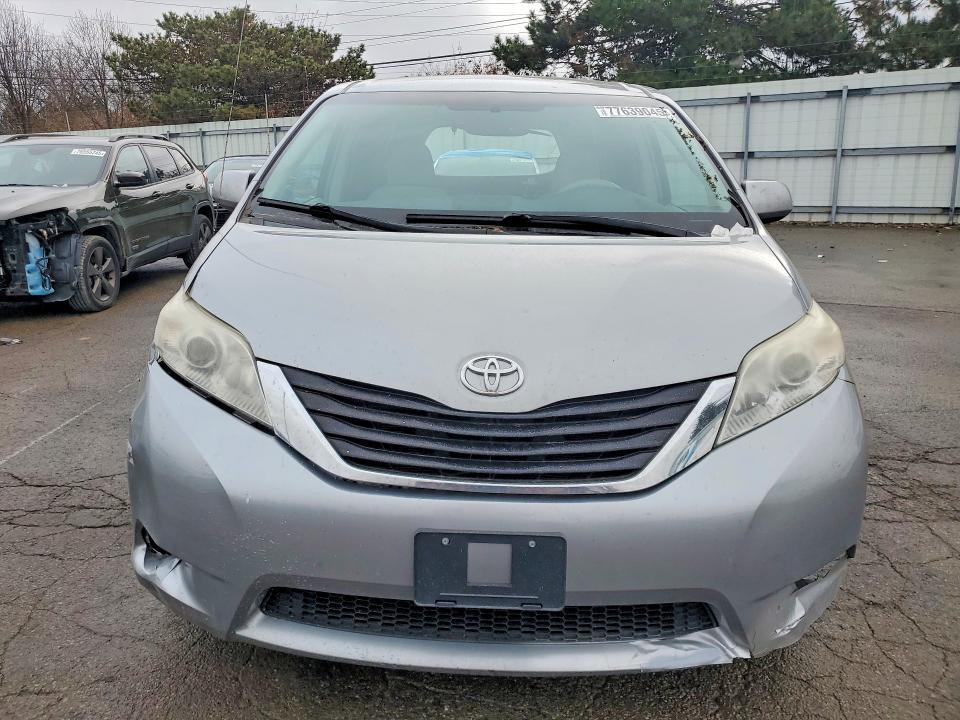 2012 Toyota Sienna le 8 Passenger