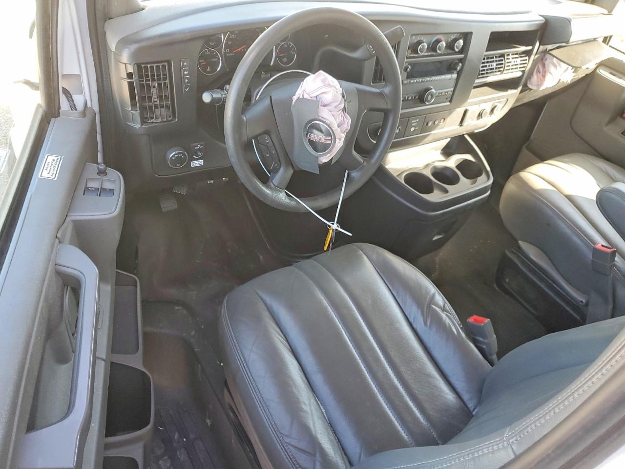 2022 GMC Savana BOX Truck