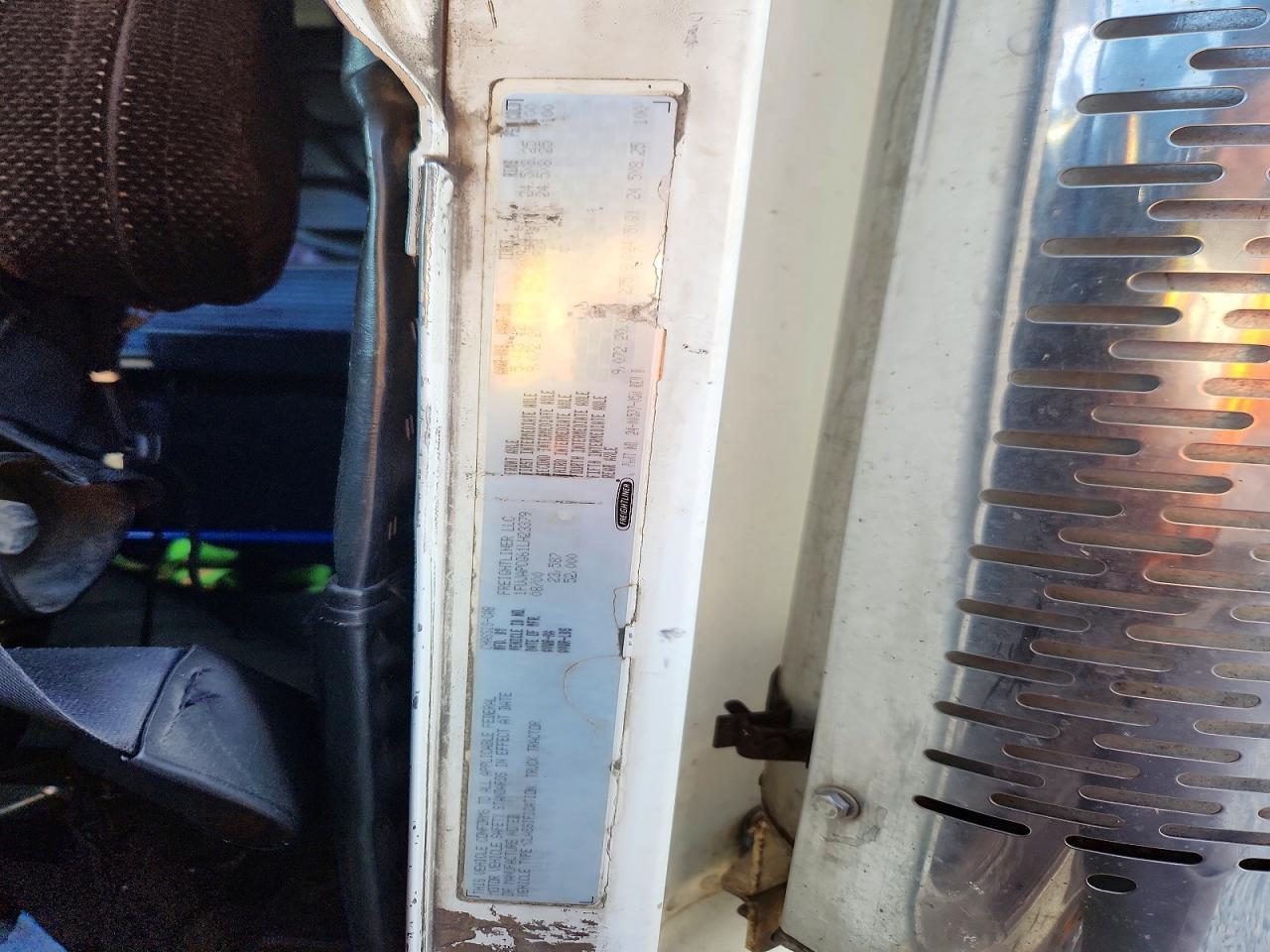 2001 Freigliner 2001 Freightliner FLD132 Semi Truck