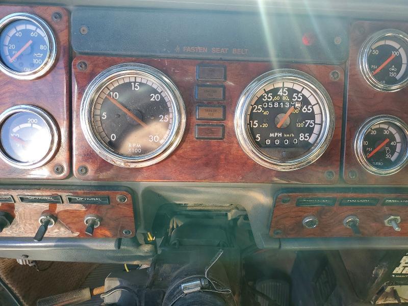 2001 Freightliner FLD132 Semi Truck