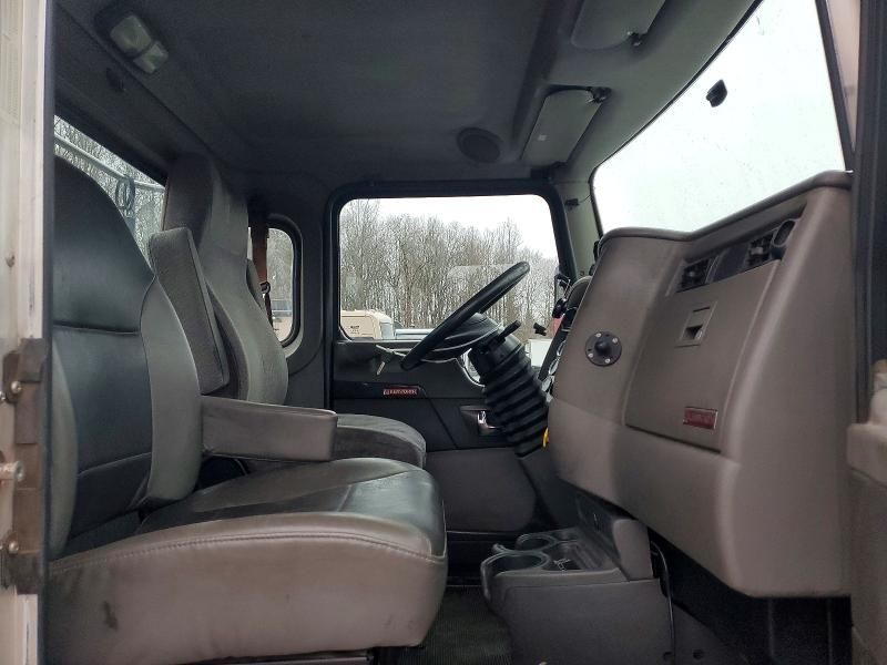 2016 Kenworth T300 Semi Truck