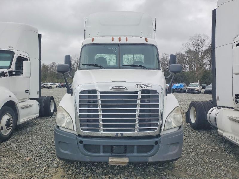 2015 Freightliner Cascadia Semi Truck