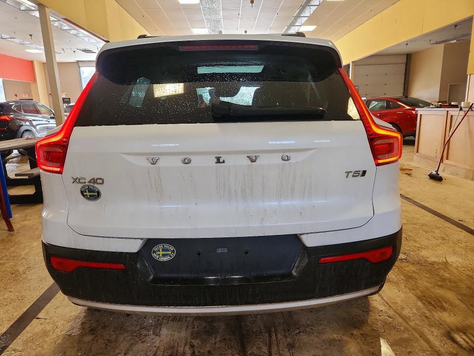 2021 Volvo Xc40 T5 Momentum