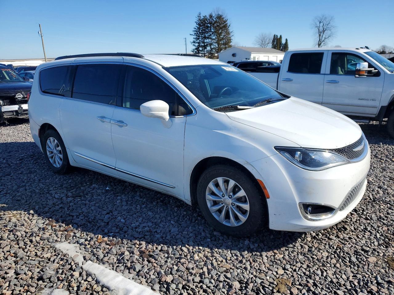 2017 Chrysler Pacifica Touring l