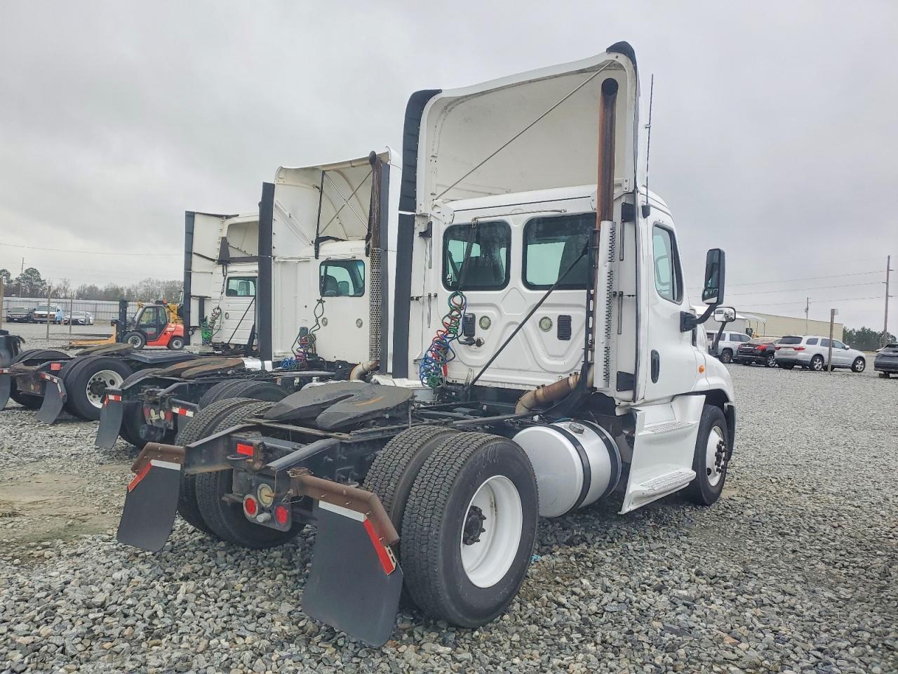 2015 Freightliner Cascadia Semi Truck