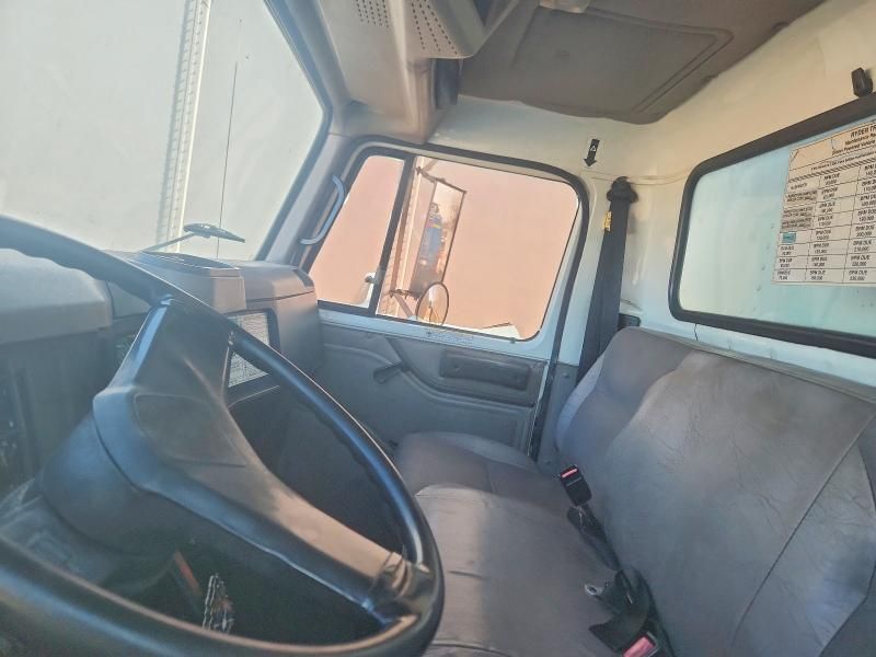 2000 International 4700 box Truck