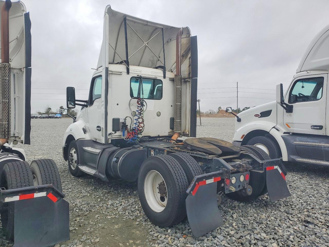 2016 Kenworth T680 Semi Truck