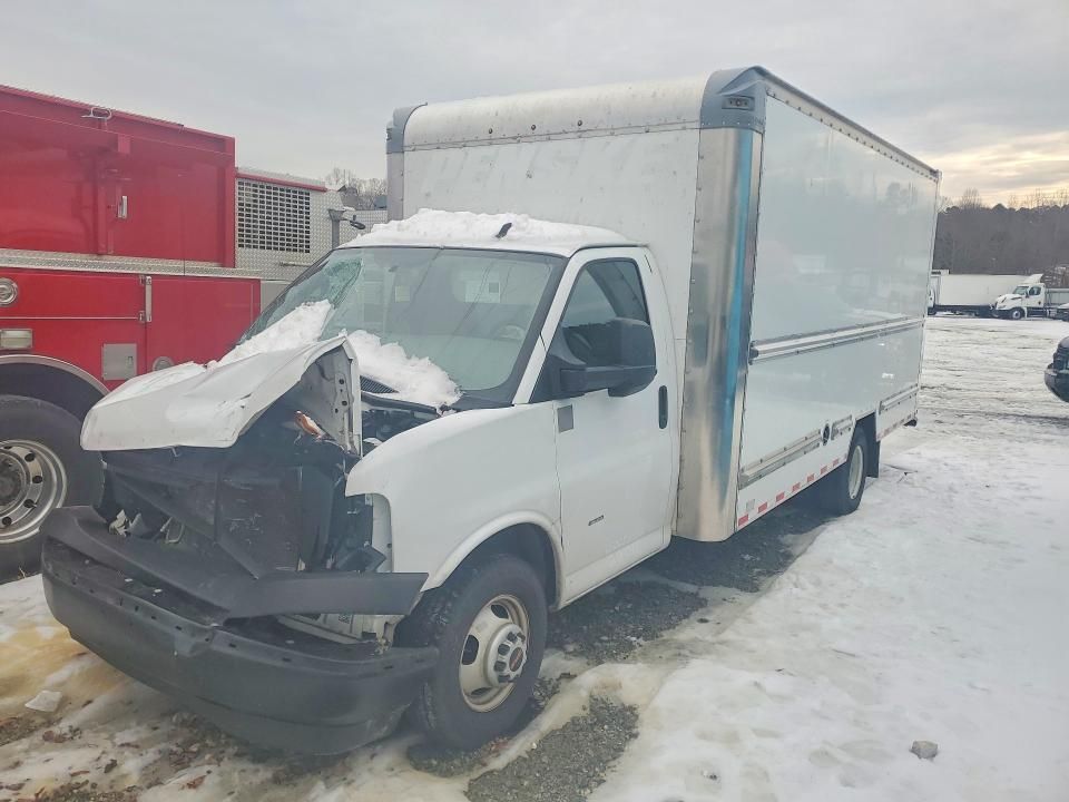 2022 GMC Savana Cut-box Truck