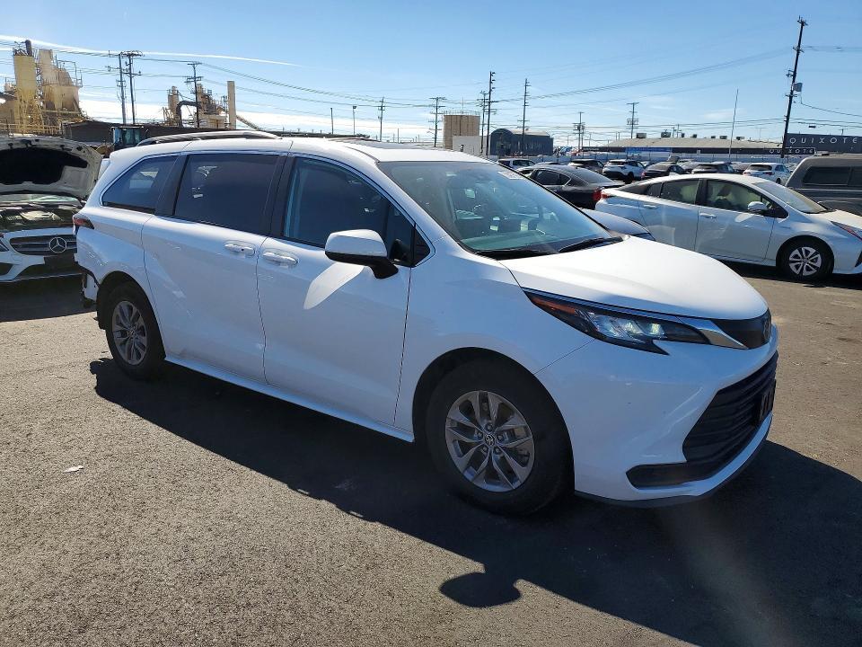 2023 Toyota Sienna le 8-passenger