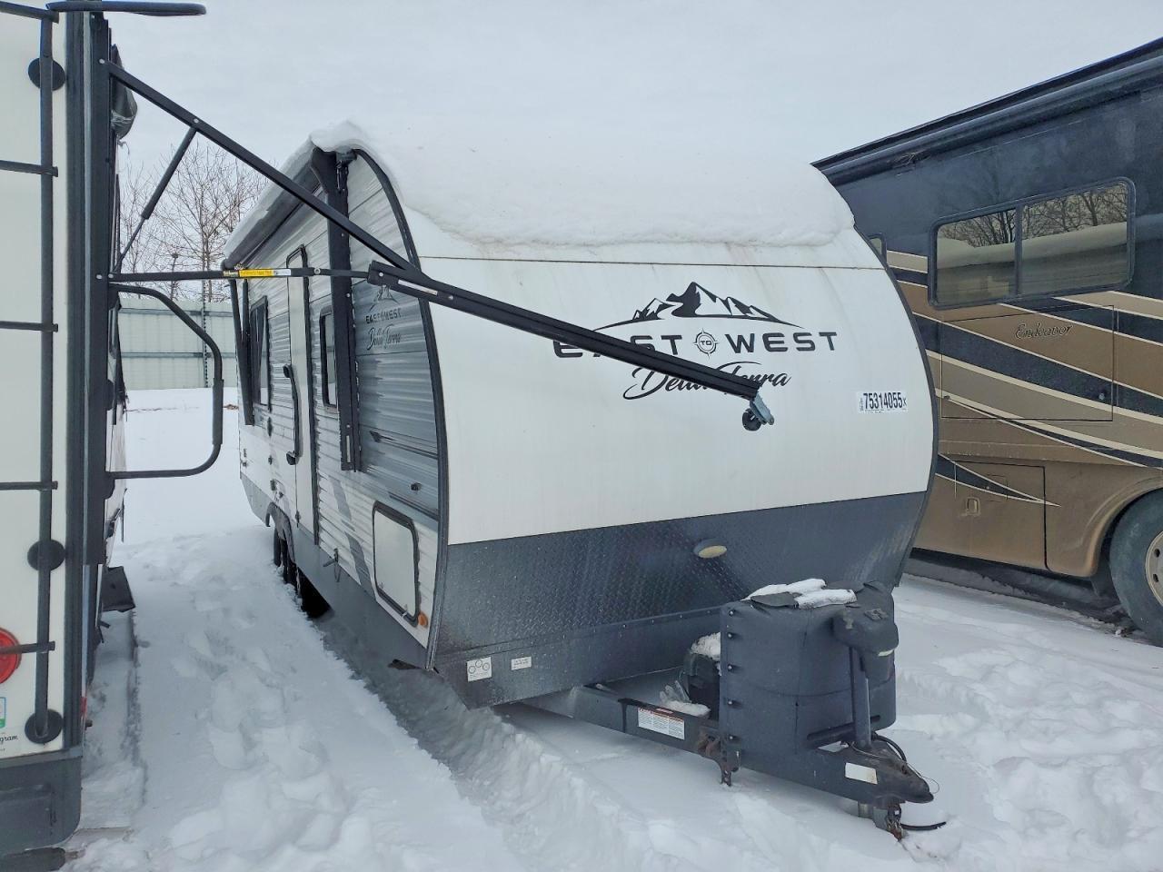 2022 East Manufacturing Della Terr-Camper