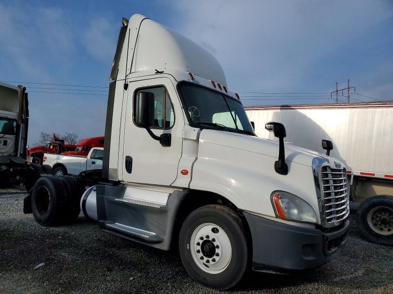 2016 Freightliner Cascadia 125 Semi Truck