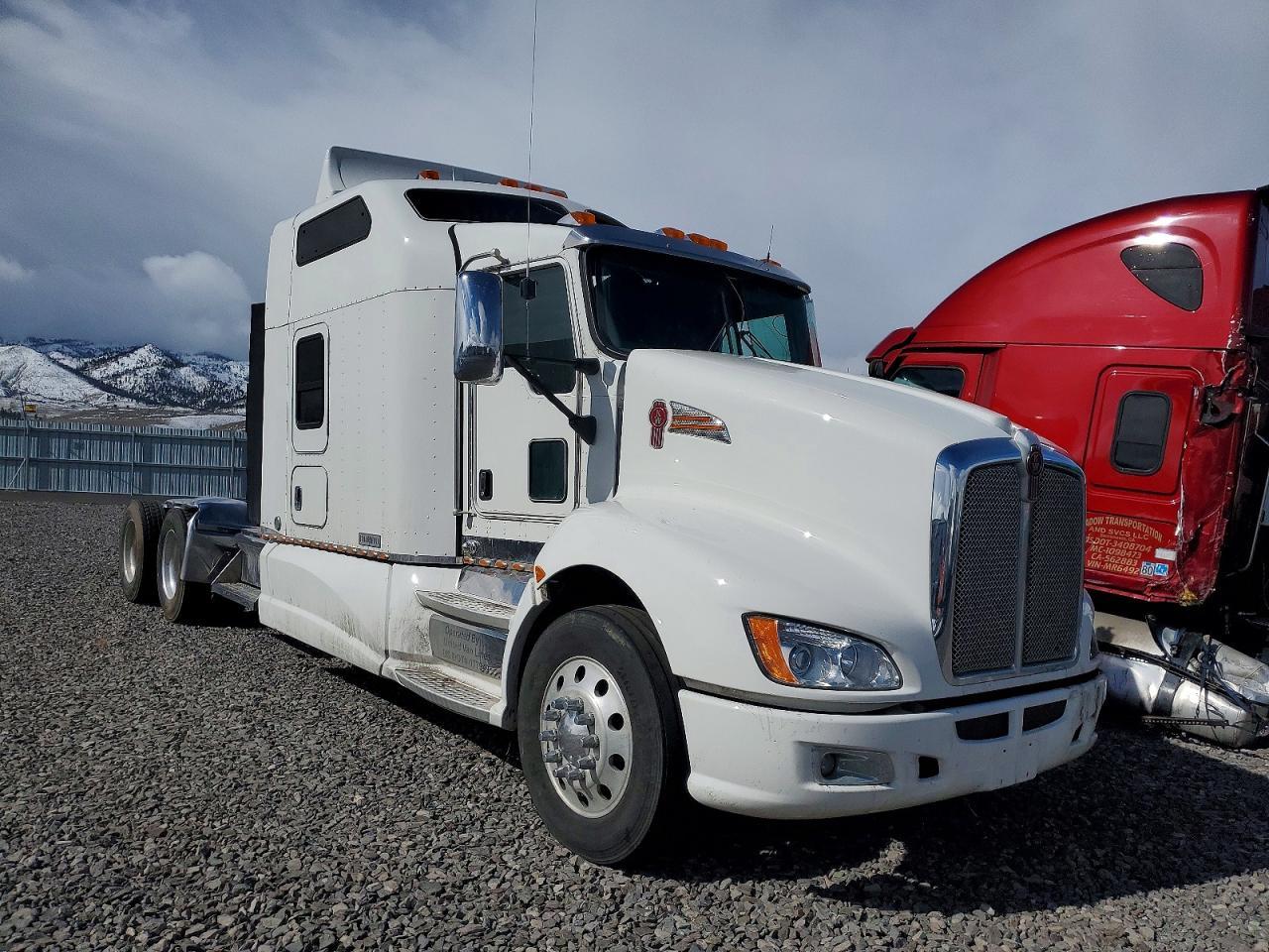 2015 Kenworth T660 Semi Truck