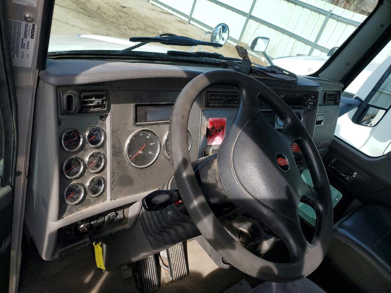 2016 Kenworth T300 Semi Truck